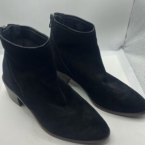 Antonio Melani black suede leather ankle boots block heel  size 9 low heel chic